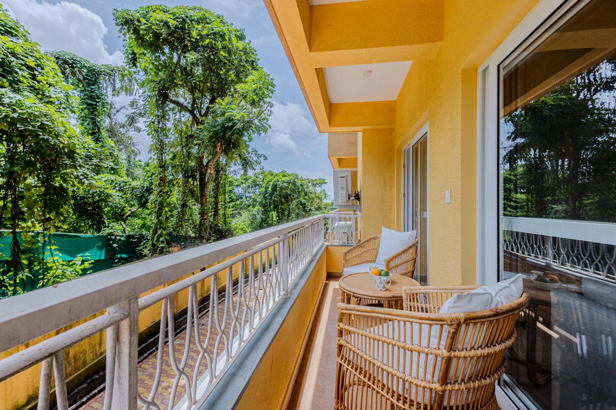 Alaya Stays 1 Bhk With Balcony & Pool - Veera Marina Candolim Bagian luar foto